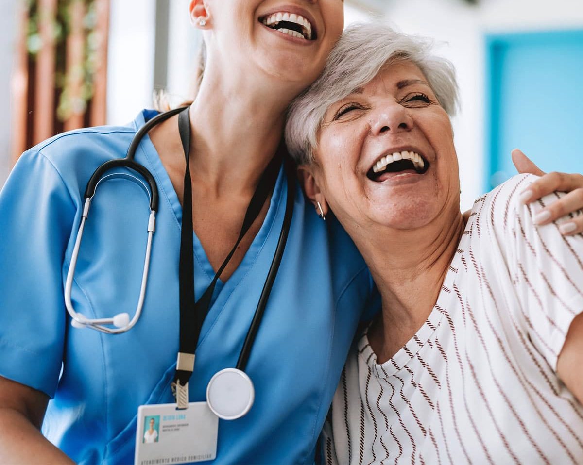 Infirmière à domicile MBS Halisi réalisant un soin à Ganshoren.