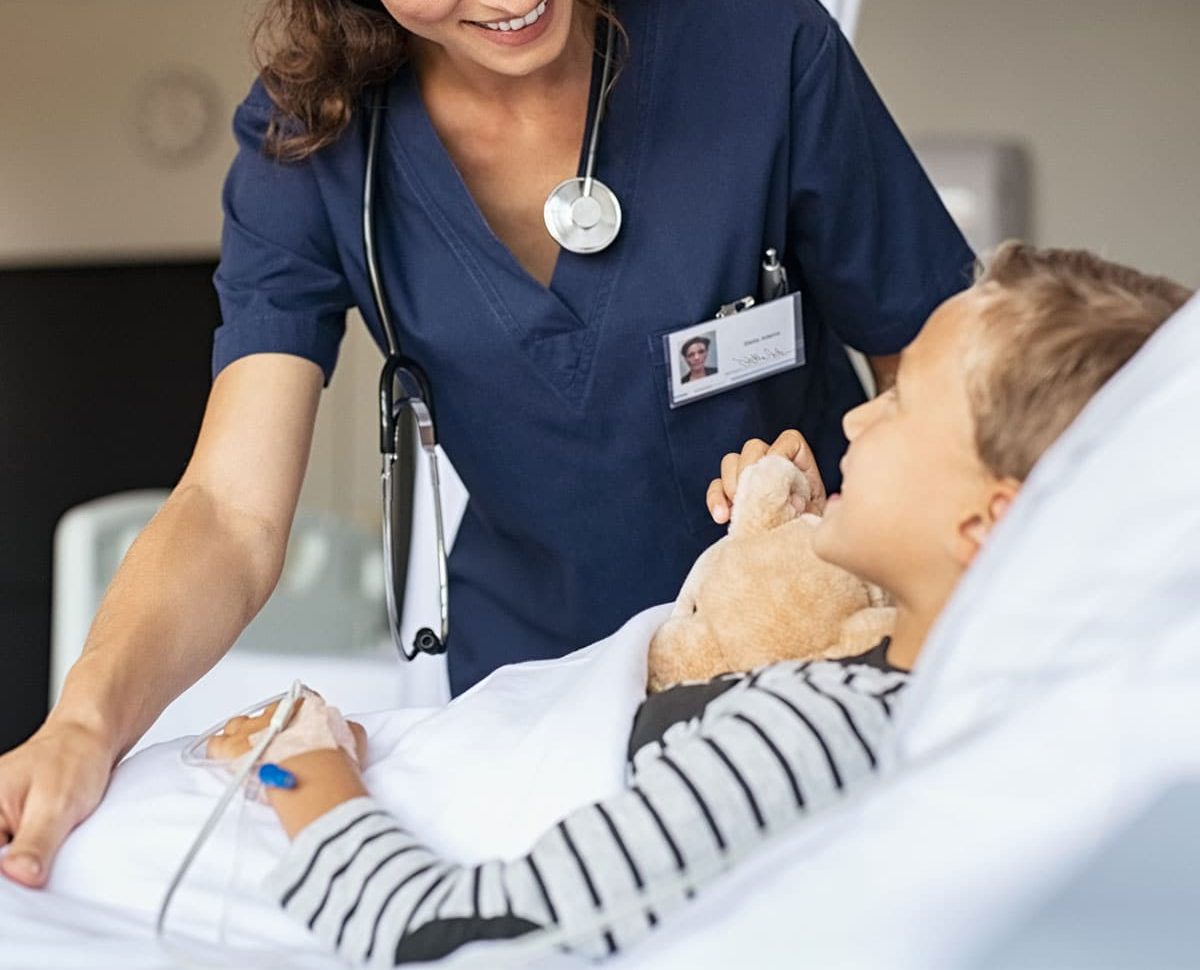 Infirmière à domicile MBS Halisi réalisant un soin à Ganshoren.