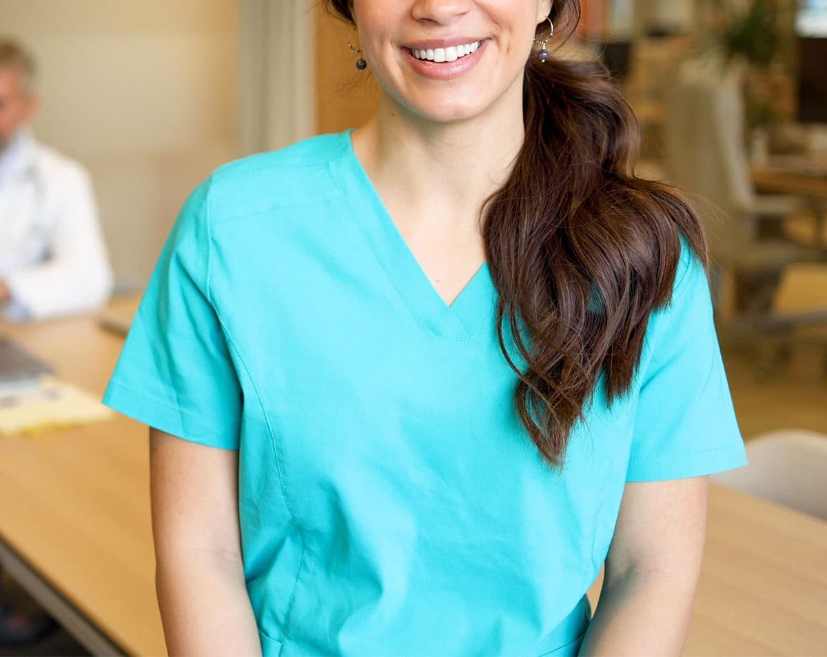 Infirmière à domicile MBS Halisi réalisant un soin à Ganshoren.