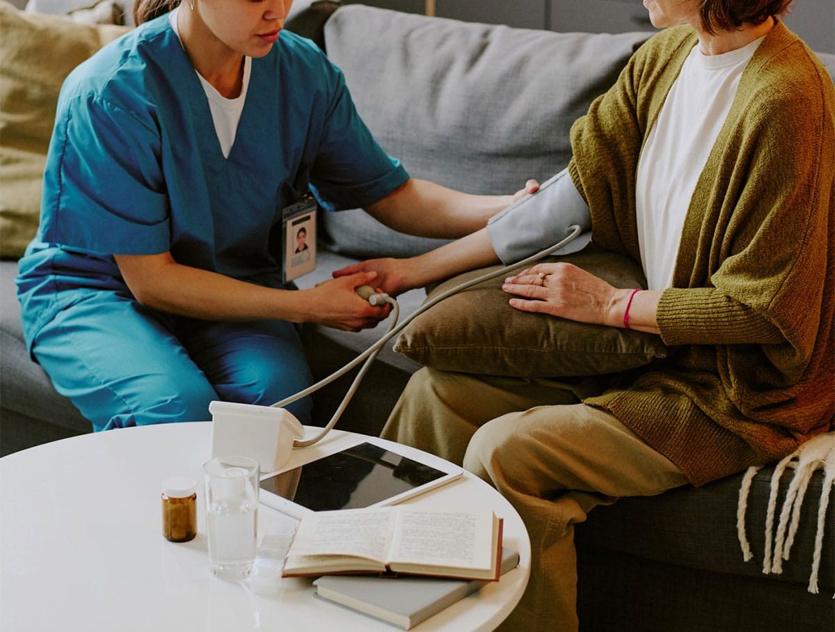 Infirmière à domicile MBS Halisi réalisant un soin à Ganshoren.