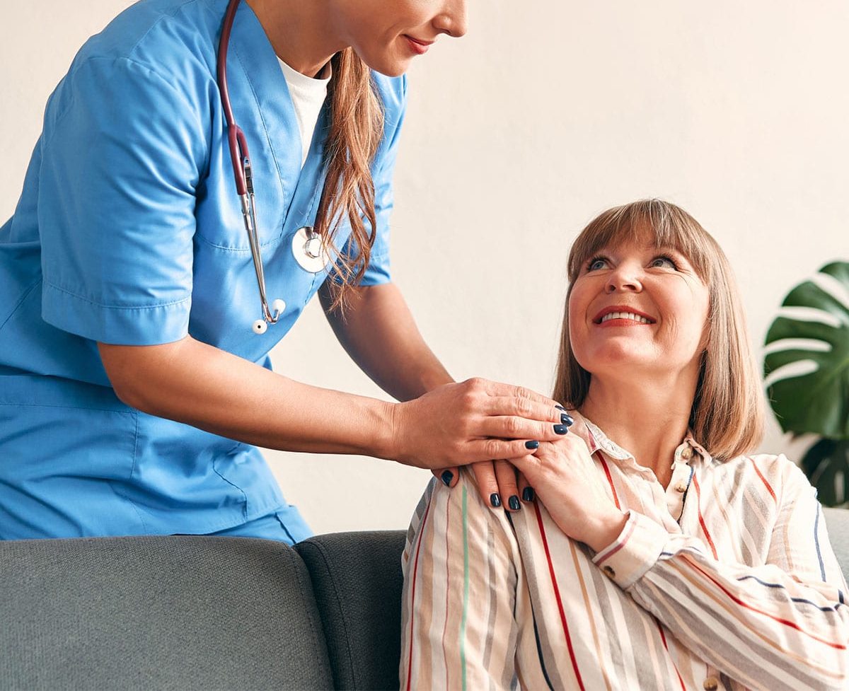 soins personnalisés - Infirmière à domicile MBS Halisi réalisant un soin à Ganshoren.